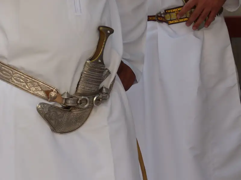 Traditioneller Dolch an einem Gürtel.