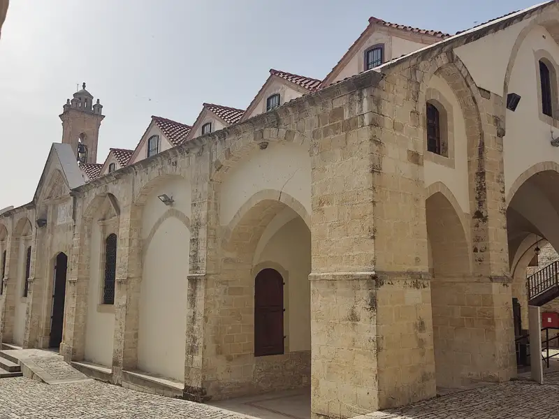 Historisches Gebäude mit Bögen und Glockenturm.