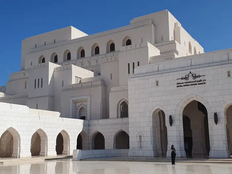 Das imposante Gebäude des Königlichen Opernhauses in Maskat.