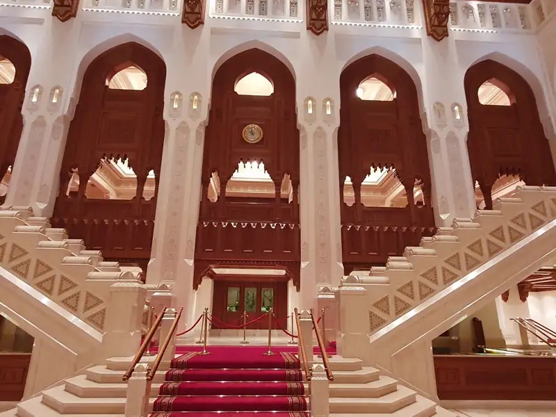 Architektur und Treppe im Royal Opera House Muscat.