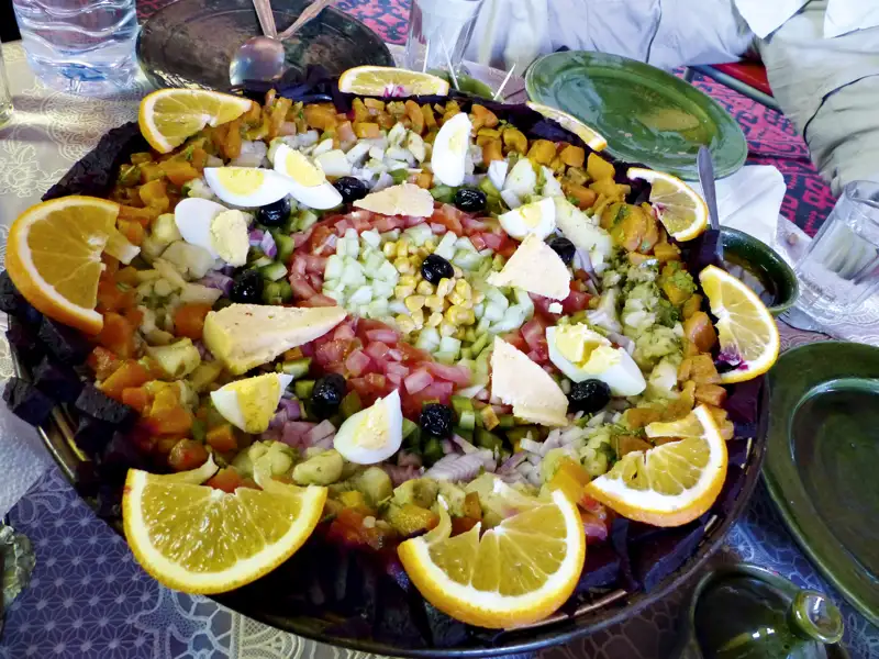 Bunter Salat mit verschiedenen Zutaten, angerichtet auf einem Teller.