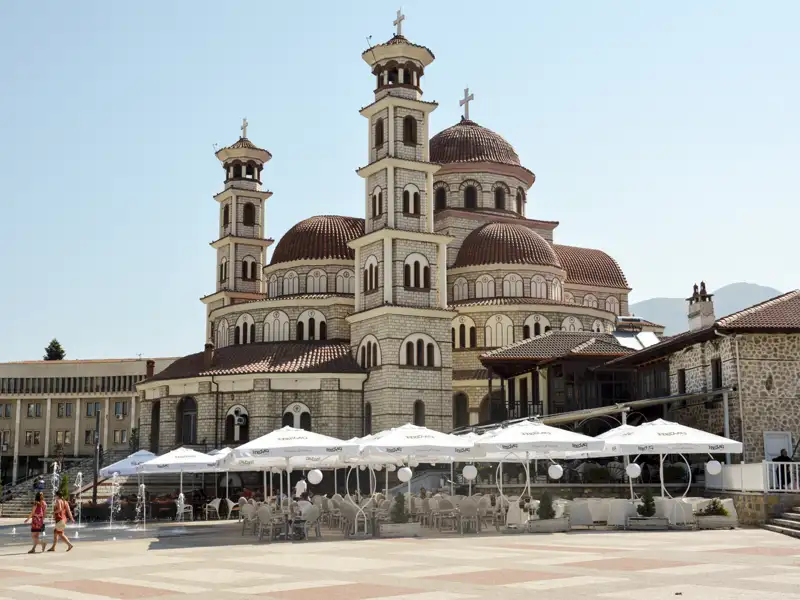 Kirche mit Kuppeln und Türmen auf einem Platz