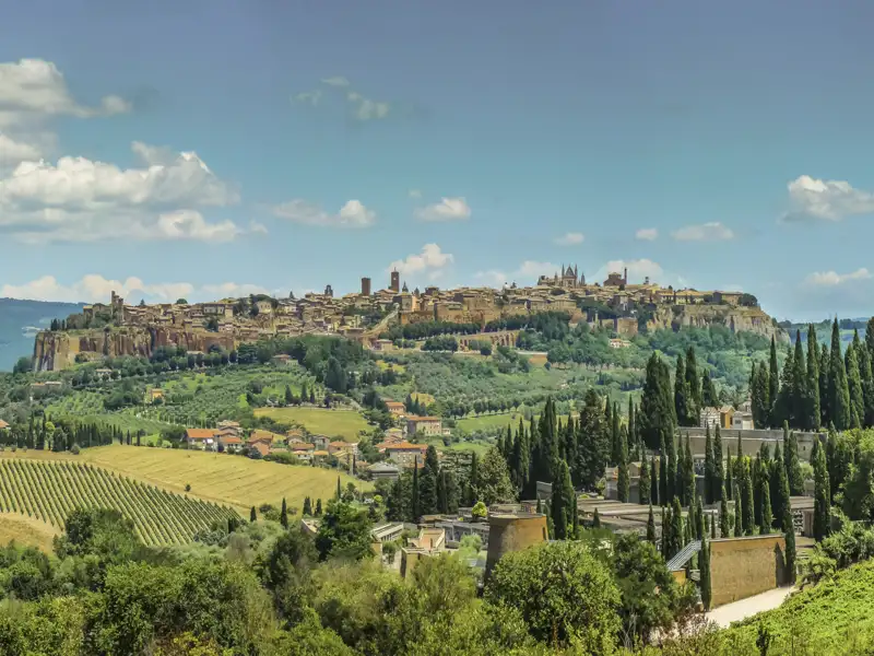 Panorama von Montepulciano mit Blick auf die umliegende Landschaft der Toskana.