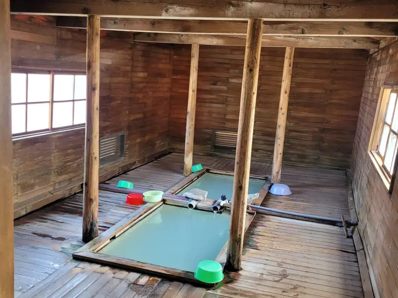 Traditionelles japanisches Bad im Inneren eines Gebäudes mit Holzkonstruktion.