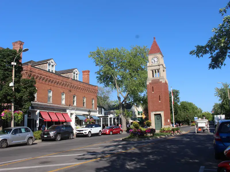 Uhrenturm und historische Gebäude im Stadtzentrum.