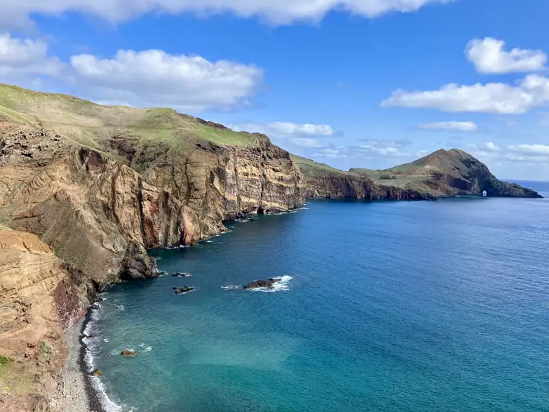 Dramatische Steilküste mit Blick auf das Meer.