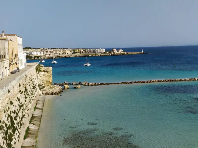 Küstenlandschaft mit Gebäuden und Booten.