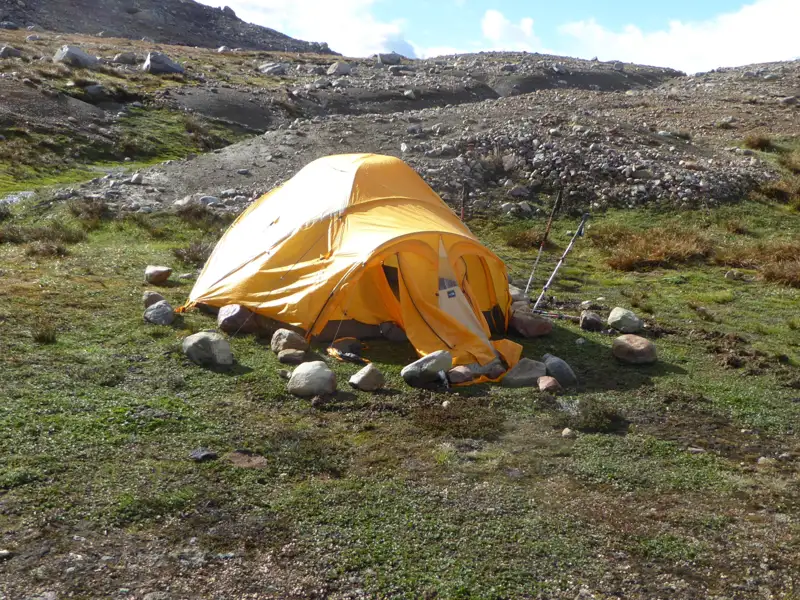Aufgeschlagenes Zelt im Basislager.