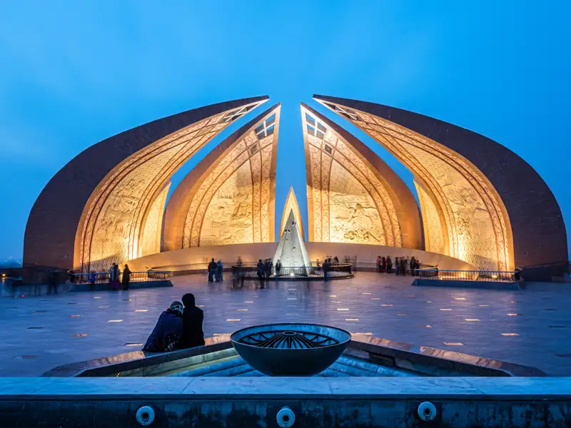 Das Pakistan Monument in Islamabad, beleuchtet in der Abenddämmerung.