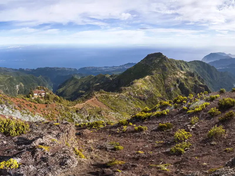 Wanderweg in den Bergen mit Blick auf das Meer.