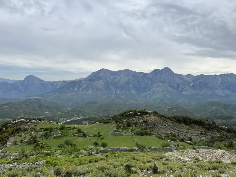 Berglandschaft mit bewachsenem Vordergrund