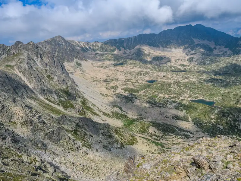 Hochgebirgstal mit Bergseen und Gipfeln