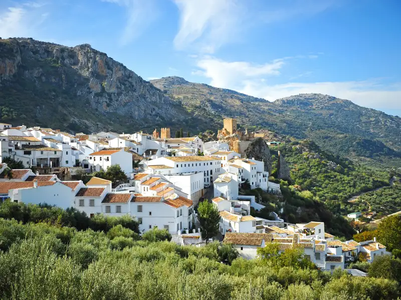 Weißes Dorf in den Bergen