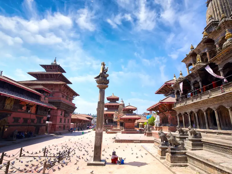Historische Gebäude und die Statue von König Yogendra Malla auf dem Durbar Square in Kathmandu, Nepal.