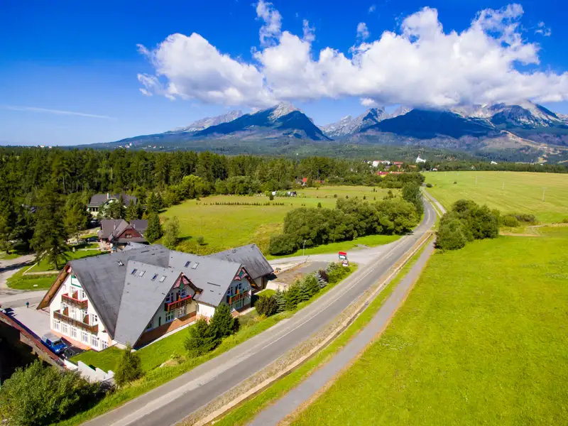 Luftaufnahme des Hotels mit Blick auf die Berge.