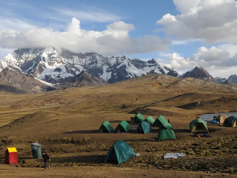 Basislager mit Zelten in einer Berglandschaft.
