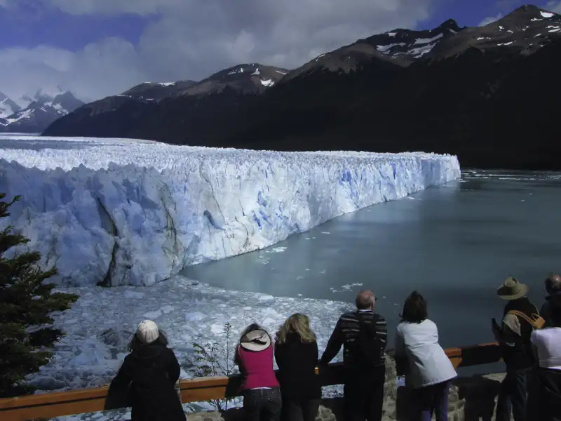 Aussicht auf den Perito-Moreno-Gletscher von einer Aussichtsplattform aus.