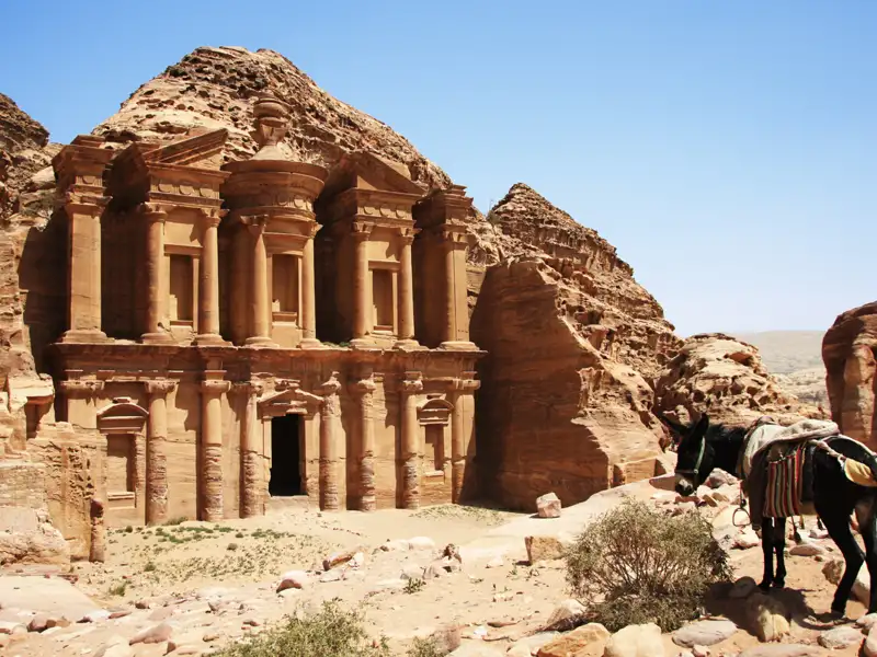 Das Schatzhaus in Petra mit einem Esel im Vordergrund.