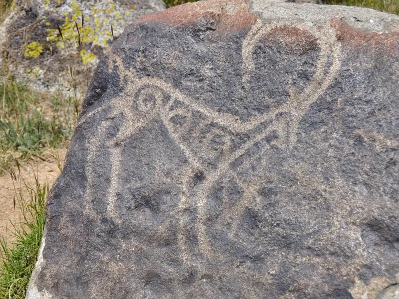Abgebildete Felszeichnung auf einem Stein.