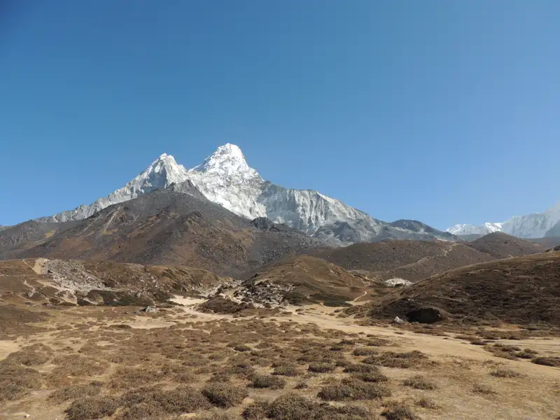Schneebedeckte Berglandschaft im Himalaya.