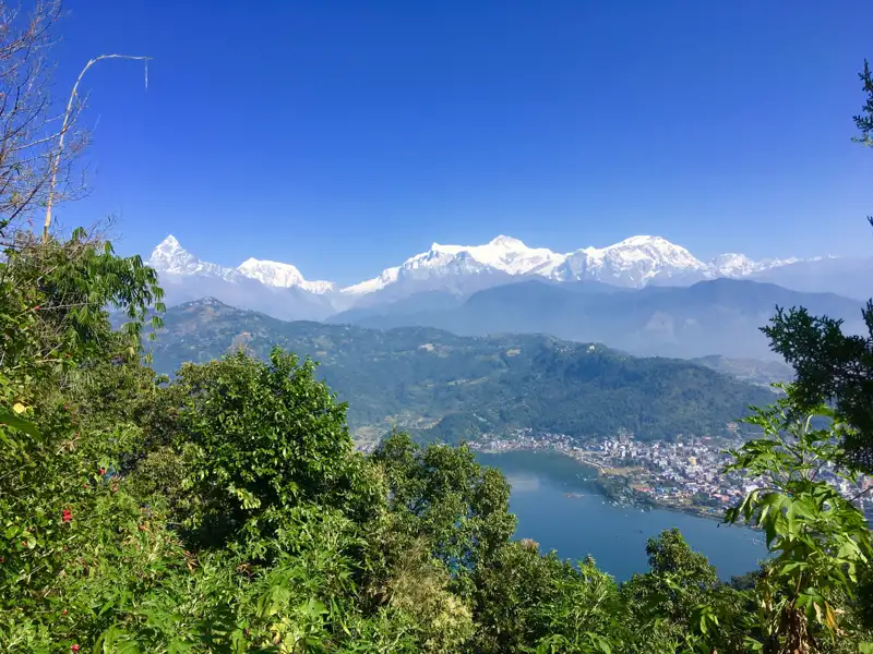 Aussicht auf die Annapurna-Bergkette und den Phewa-See in Nepal.