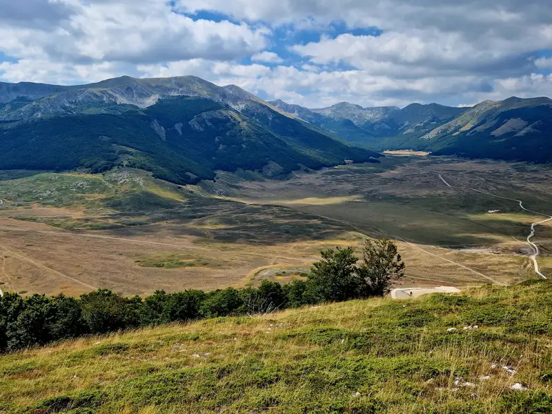 Ausblick auf ein Tal und Berge.