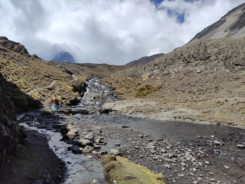 Wanderung durch eine Gebirgslandschaft mit Bachüberquerung.