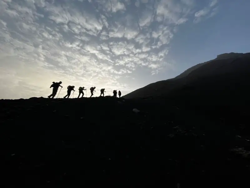 Wandergruppe besteigt einen Berg.
