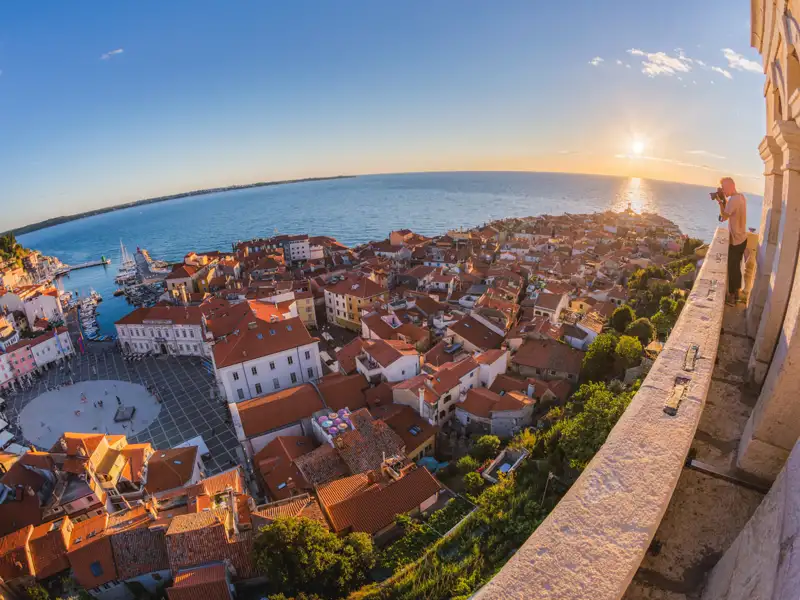 Panoramablick von einem Turm auf die Altstadt bei Sonnenuntergang.
