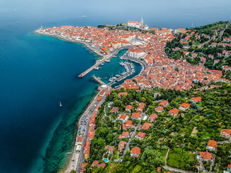 Luftbild von Piran mit Blick auf die Stadt und die Küste.