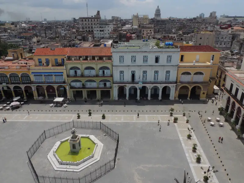 Luftansicht des historischen Plaza Vieja in Havanna, Kuba, mit seinen bunten Gebäuden und dem zentralen Brunnen.