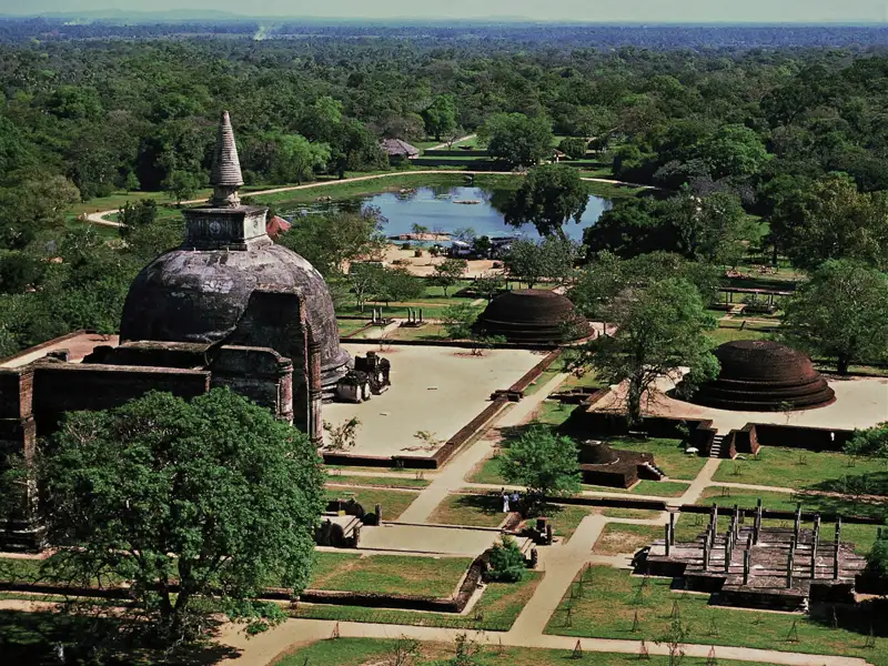 Luftbild der historischen Stätte Polonnaruwa in Sri Lanka, mit Blick auf die Stupas und die umliegende Landschaft.