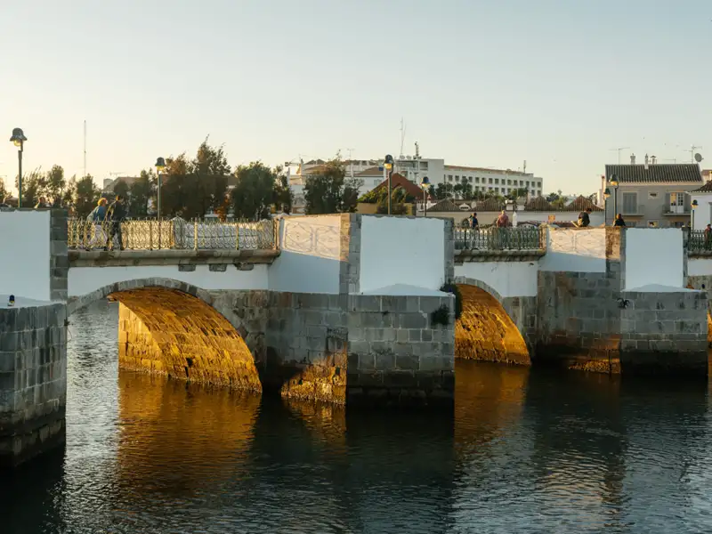 Historische Brücke bei Sonnenuntergang.
