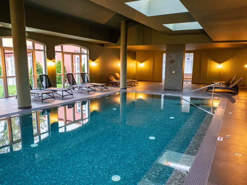 Hotelpool mit Liegestühlen