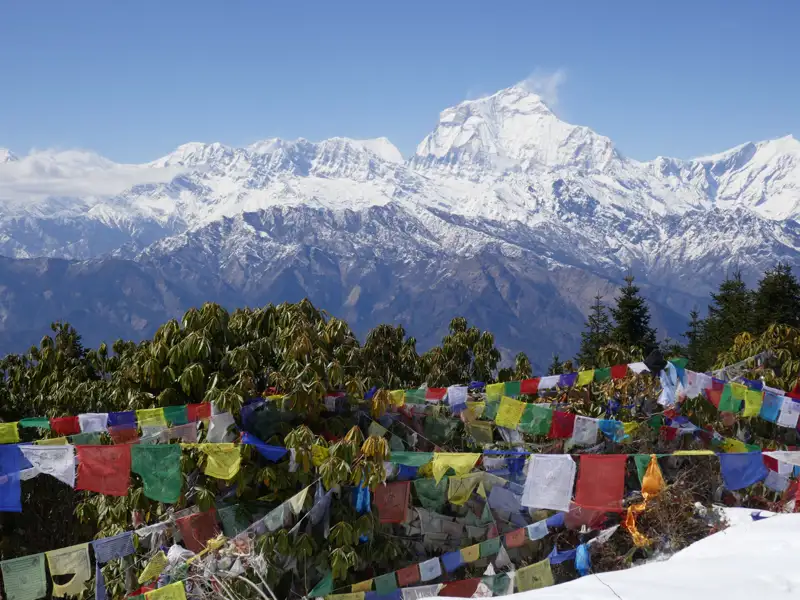 Gebetsfahnen und Himalaya-Gipfel
