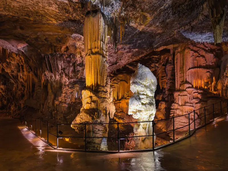 Stalagmiten und Stalaktiten, beleuchtet für Besucher.