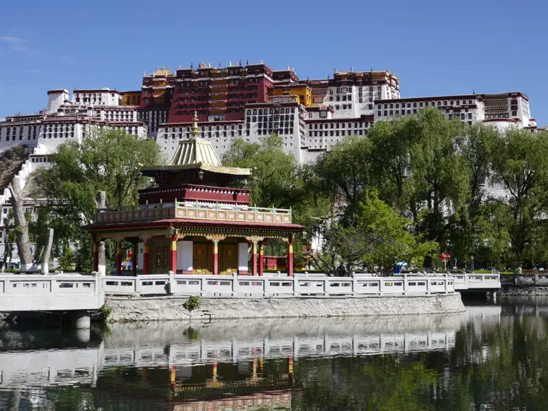 Blick auf den Potala-Palast von einem Seepavillon in Lhasa, Tibet.