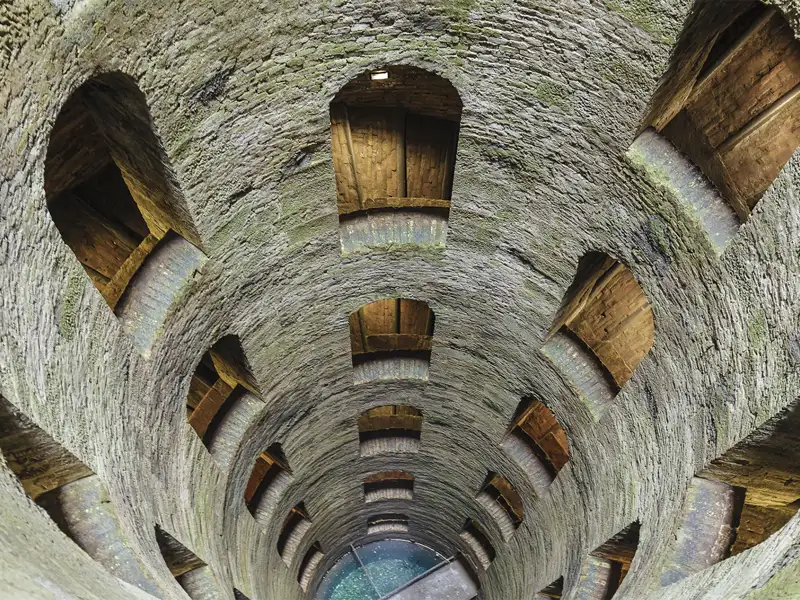 Innenansicht eines historischen Brunnens.