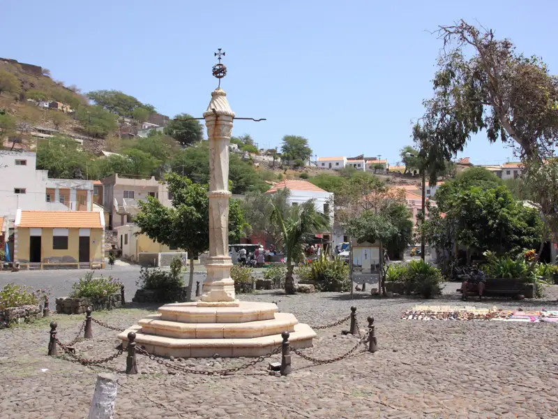 Denkmal auf einem Platz