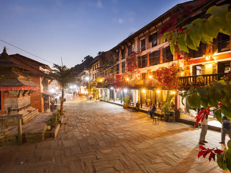Straßenszene in Nepal bei Nacht.
