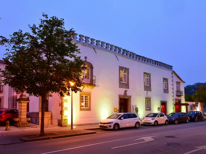 Das Hotelgebäude in der Dämmerung.