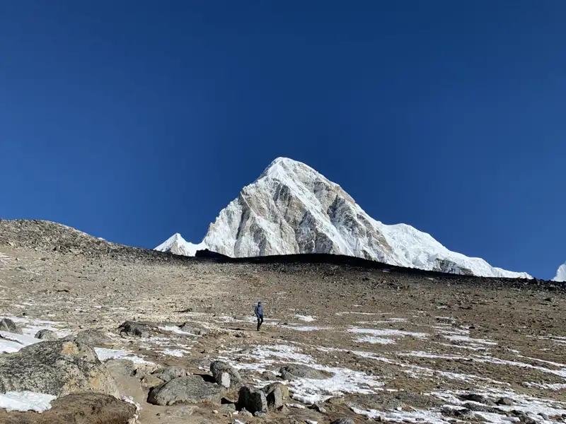 Wanderer auf dem Weg zu einem schneebedeckten Berg.