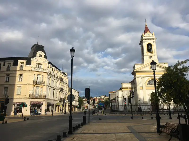 Straßenansicht mit Kirche und Gebäuden.