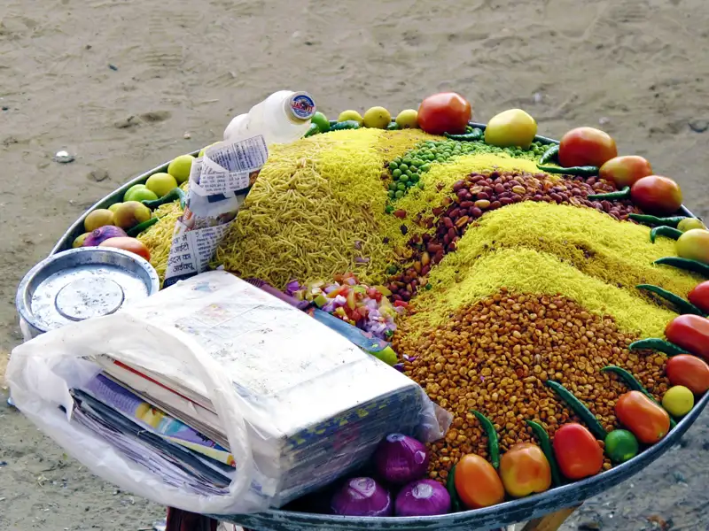 Zutaten für indische Snacks auf einem Tablett eines Straßenhändlers.