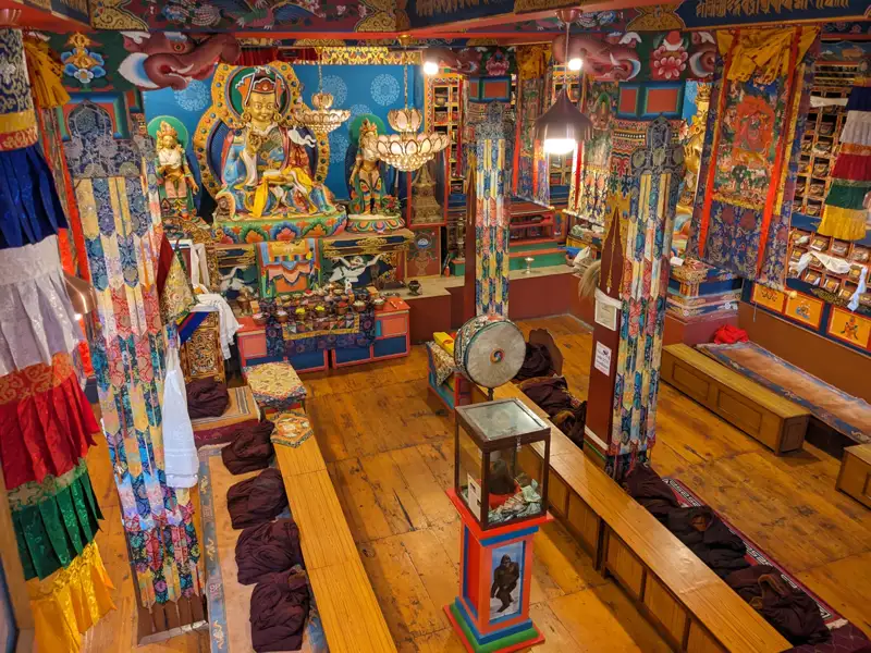 Inneres eines buddhistischen Tempels mit traditionellen Elementen.