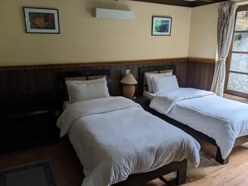 Zwei Einzelbetten im Hotelzimmer, bereit für die Gäste.