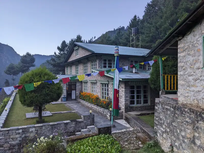 Gebetsfahnen schmücken eine Lodge in den Bergen.