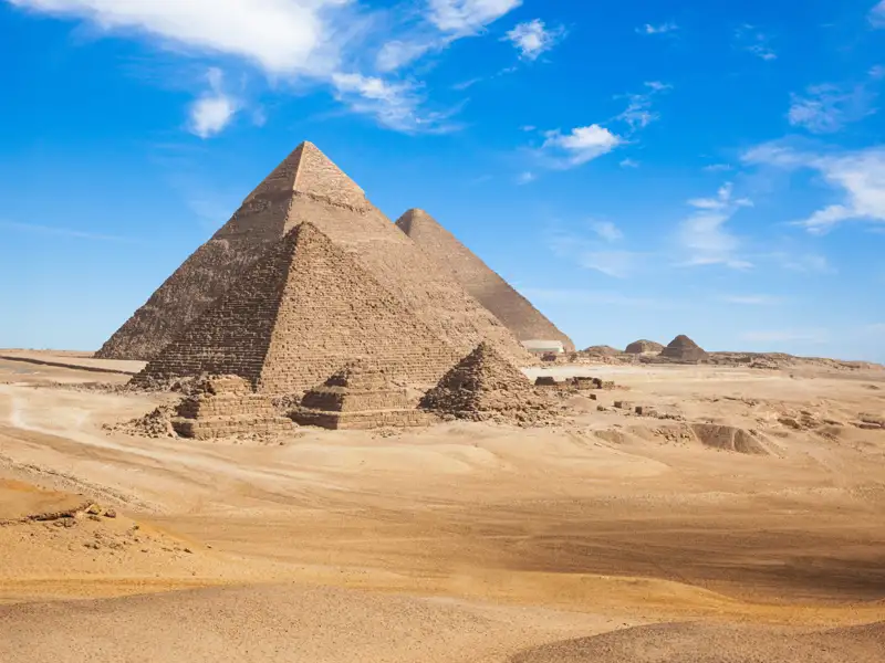 Die Pyramiden von Gizeh, ein beeindruckendes Zeugnis der altägyptischen Architektur.
