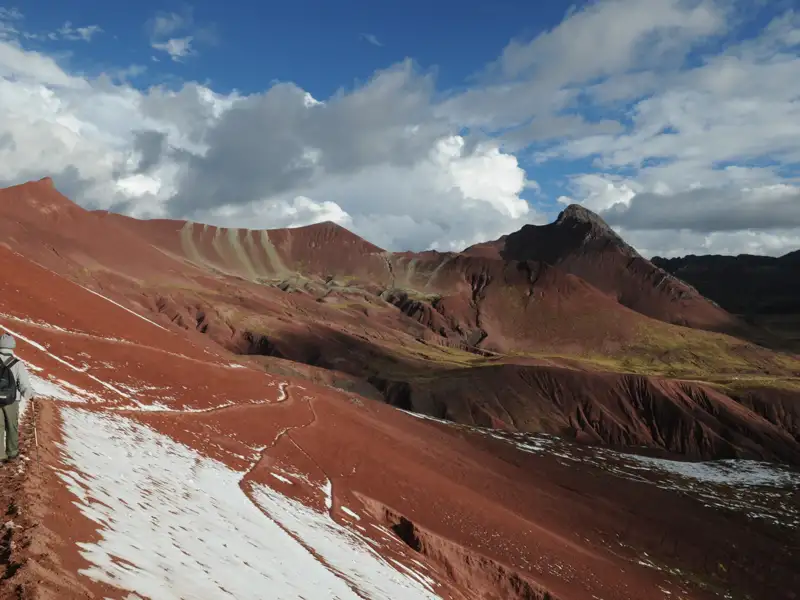 Bunte Berglandschaft in den Anden mit Schnee.