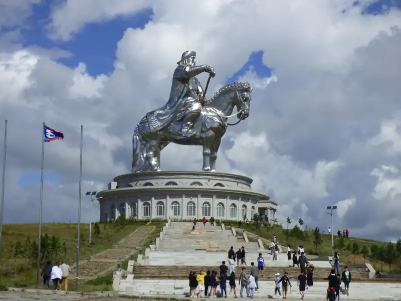 Monumentale Statue von Dschingis Khan zu Pferd in der Mongolei.